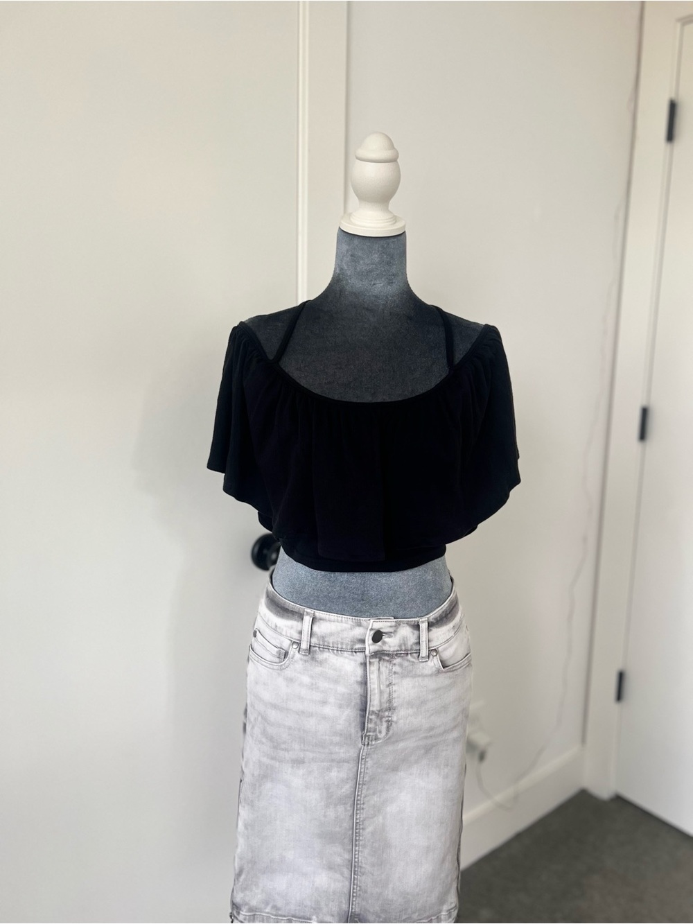 Amuse Society Black Off-Shoulder Ruffle Crop Top - Women
